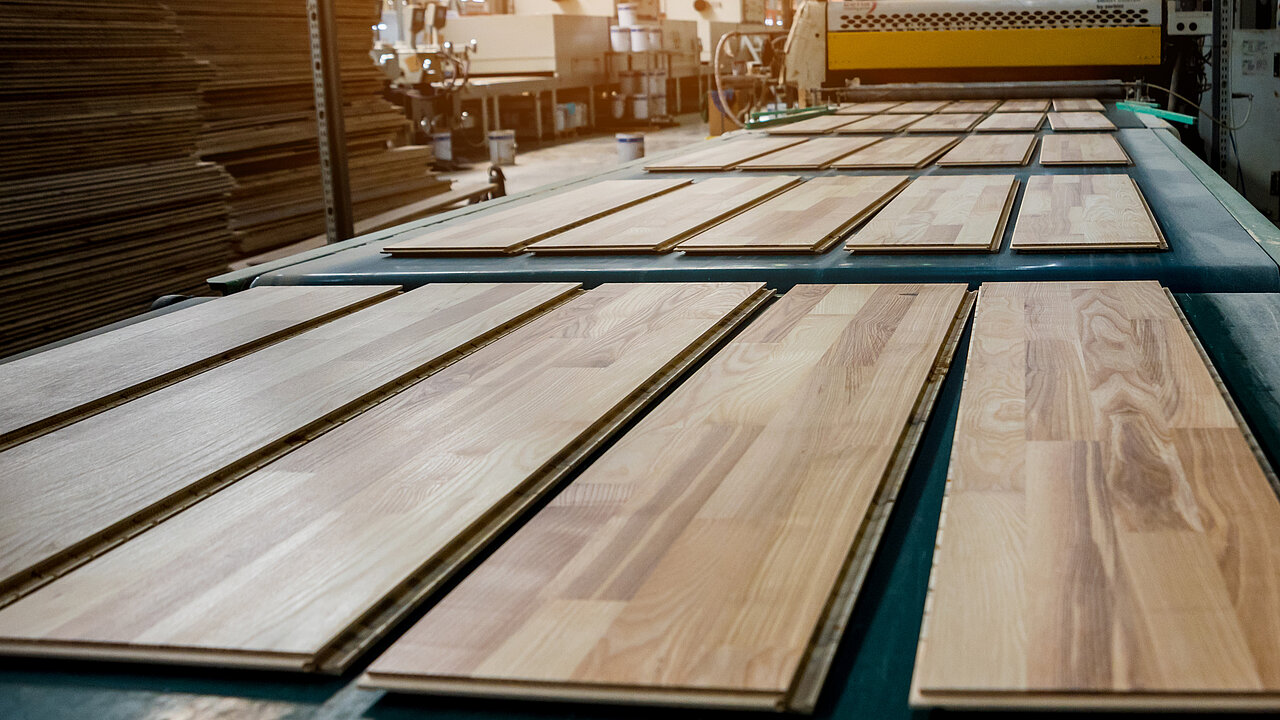 Header graphic wood
